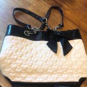 Betsey Johnson White and Black Heart-Quilted Tote with Bow🍒